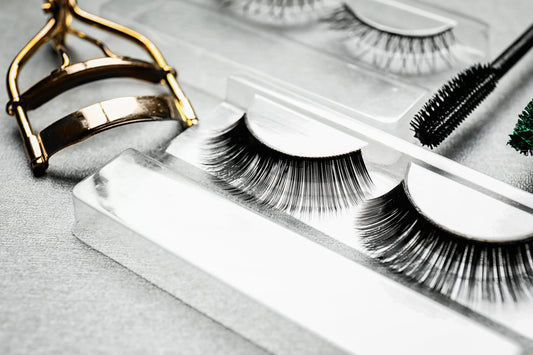 When Were Fake Eyelashes Invented: The History of False Eyelashes